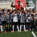 Minik futbolcular İzmit Belediyesi Cumhuriyet Bayramı Futbol Şöleninde doyasıya eğlendi 