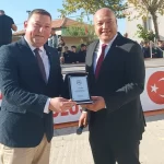 Recep Dural’a Karacaovalılardan teşekkür plaketi